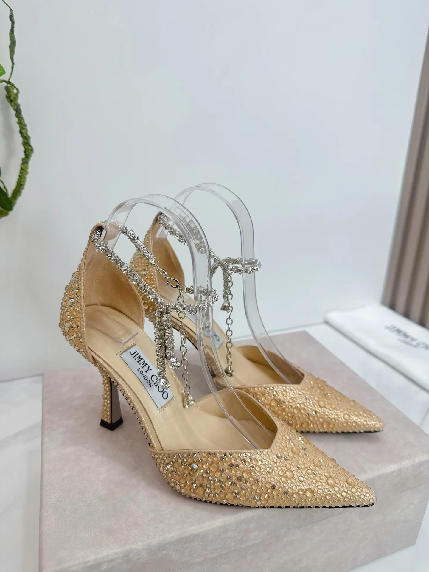 👟👟Ex-factory price 820👟👟 JIMMY CHOO (Jimmy CHOO) 💝💝💝 is a very comprehensive noble fashion lifestyle brand, with a series of women's high-heeled, medium-heeled, flat-heeled sandals with the same strap from major fashion bloggers and celebrities in Hong Kong and the United States.  The Australian pointed toe, round toe and square toe series are simply beautiful. Fall in love with elegance and playful sense of the future. Just by looking at them, you want to own them immediately, but you can really think about a pair of exquisite high heels~~~~~~~~~~~~~~~~~ 💝This series is specially designed for extraordinary and indifferent ladies, thus creating a unique overall effect, Jimmy Choo Design products that inspire women to move forward and show their charm💝💝💝 1⃣️Material: Imported silk hot diamond 2⃣️Inner: Imported Italian lambskin, super soft and delicate 3⃣️Outsole: Imported Italian original original color genuine leather injection molded outsole Heel height 8.5 4⃣️Code number: 35 to 39 (34.40.41.42. Customized)